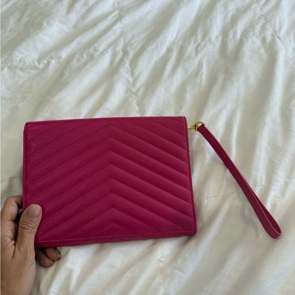 SAINT LAURENT
Grain De Poudre Matelasse Chevron Monogram Envelope Clutch - Picture 9 of 16